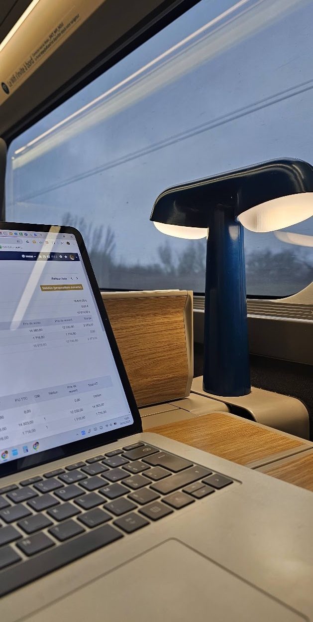 Trabalho num portátil a bordo de um comboio, com o painel de gestão aberto